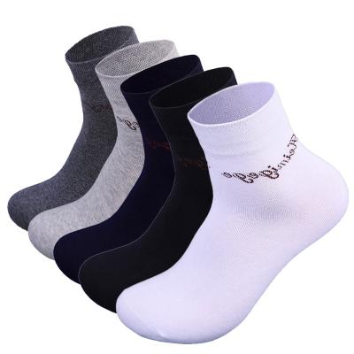 China Factory wholesale high quality A047 QUICK DRY gift box packed black white custom design logo business crew men's socks for sale