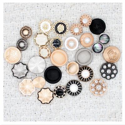 China SustainableOxidation Resistant Metal Does Not Fade Handwork Best Seller Design High Quality Antioxidation Non-fading Drip Oil Embossed Zinc Alloy Clothing Buttons for sale