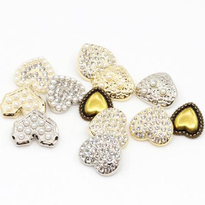 China SustainableOxidation Resistant Metal Does Not Fade High Quality Hot Selling Diamond Crystal Pearl Water Electroplating Heart Shaped Non-fading Inlaid Zinc Alloy Button for sale