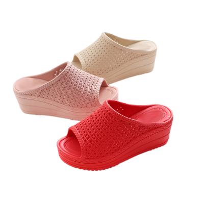 China Fashion Trend Sandals Simple Comfortable Crystal Jelly Colored House Slippers For Ladies Cheap for sale