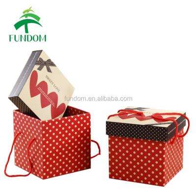 China Recyclables Made in Alibaba Polka Dot Print Gloss Laminated Valentine's Day Gift Box Wholesale for Chocolate and Candy for sale