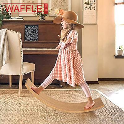 China Interior & Waffle Outdoor Games Shimmy Wood Balance Board Waldorf Toys Balance Board Kid Yoga Board for sale