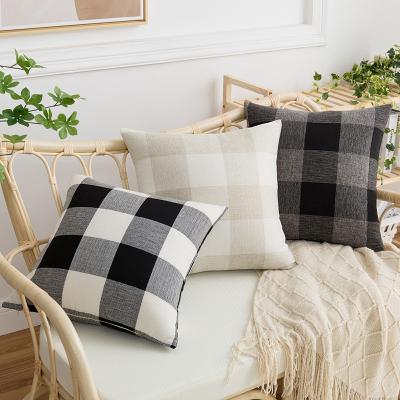 China Anti-pilling Decorative Christmas Plaid 18x18 Inch Farmhouse Buffalo Check Plaid Cushion Cover Hot Selling Black And White for sale