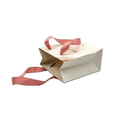 China Recyclable Wholesale Custom Paper Gift Bags Party Clothing Bag for sale