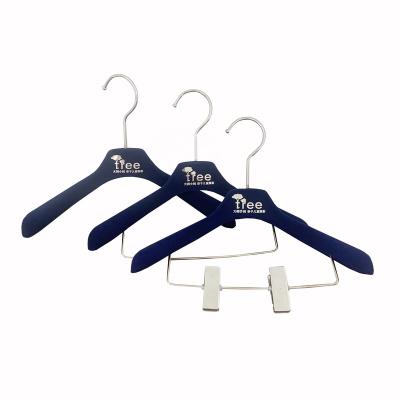 China Wholesale Color Child Velvet Hangers Baby Clothes Kids Velvet Non-slip Customized Touch Velvet Flocked Hanger Clips for sale