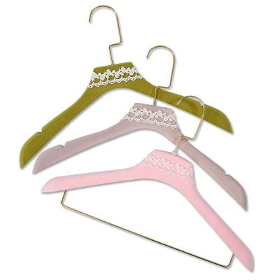 China Non-slip Luxury Garment Cloth Plastic Velvet Touch Velvet Hanger for sale