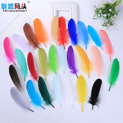 China Garment Hot Sale 14-22cm DIY Dyed Goose Feather Mix Colors Wedding Decorative Multicolor In Stock Cheap Natural Goose Feathers For Arrow for sale