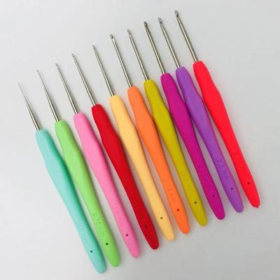 China Multicolor soft craft needles DIY crochet hook needles crochet knitting needles soft aluminum handle+ 0.5-2.75mm needle weaving tools for sale