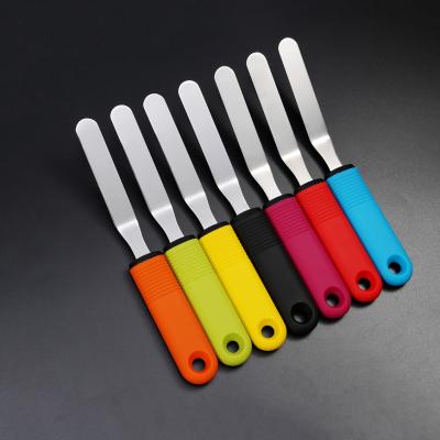 China Durable Kitchen Tools Solid Cake Decorating Rake Spatula With Silicone Handle for sale