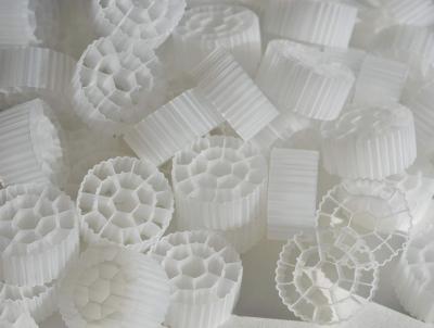 Cina Biofiltro MBBR in HDPE Materiale di filtro MBBR galleggiante Materiale di filtro in plastica per impianti di depurazione delle acque reflue in vendita