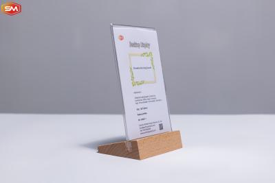 中国 Clear Table Card Stand Wood Base Acrylic Sign Holder for Stores A4 Photo Frame 販売のため