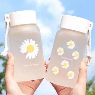 China Small Daisy Transparent Plastic Water Bottles BPA Free Viable Creative Frosted Water Bottle 500ml With Rope Travel Portable Tea Cup for sale