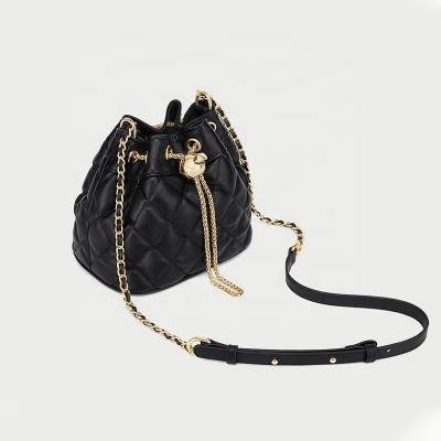 China Fashion Simple Fashion Girls Chain Cross - Body Bag Large Capacity PU Leather Bucket Bag for sale