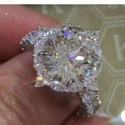 China Romantic Women Shape Zirconia Luxury Engagement Diamond Wedding Ring for sale