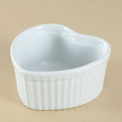 China New Design Household Baking Dish Sustainable Modern White Heart Shape Restaurant Ceramic Souffle Ramekins for sale