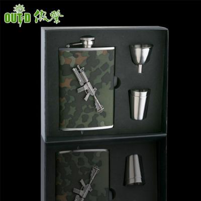 China Seamless Shape Covering Zinc Alloy Toy Gun Gift Set Hip Flask Set - Camouflage Stick Base for sale