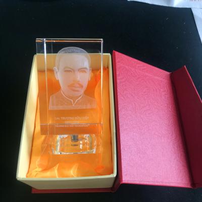 China Hot Europe Fashion Crystal Wedding Event Souvenir 3d Laser Engraving Crystal Glass Cube Base With Light for sale