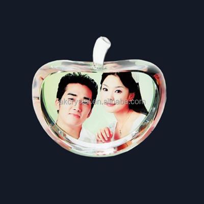 China Attractive Wedding Europe Souvenir Gifts For Guests Decorative Paperweight Crystal Apple Fruit for sale