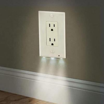 China Smart Light Sensor Control Hooank New Arrival 1 Strip Electric Outlet Wall Plate With LED Night Lights for sale