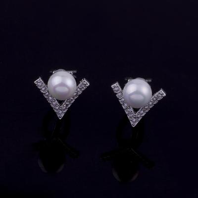 China 2021 latest fashion high quality S925 needle silver v-shell pearl pierced earrings for girls for sale