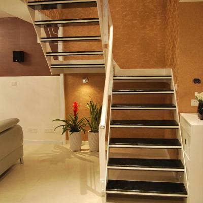 China Home Bedroom/New Design Commercial Build Cast Iron Single Stringer Staircase With 38mm Thick Wooden Treads for sale