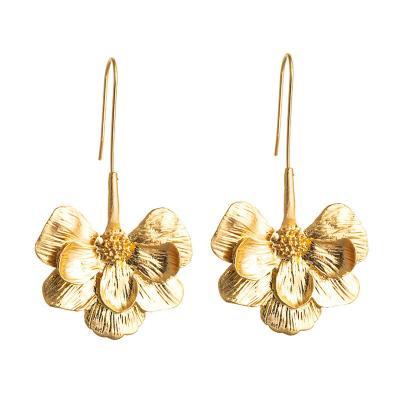 China FASHIONABLE Women Floral Metal Earring Drop Earring Retro Vintage Gold Statement Party Jewelry Long Party Jewelry For Party for sale