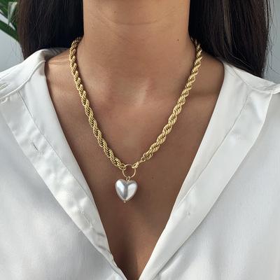 China Hiphop 2021 New Simple And Fashionable Chunky Personalized Baroque Heart Pearl Vintage Metal Alloy Necklaces For Women for sale