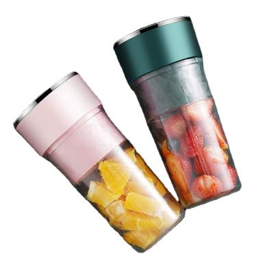 China Amazon Hot Selling Portable Mini Fruit Juicer USB Rechargeable Blender Mini Portable Cup Juicer for sale