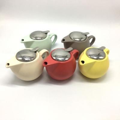 China Sustainable porcelain teapot with lid and stainless steel strainer for sale