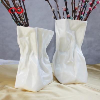 China Contemporary Black Porcelain Decoration White Ceramic Flower Vase for sale