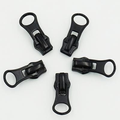 China Popular 5# 7# Black Nickel Free Auto Lock Zipper Puller For Nylon Zipper for sale