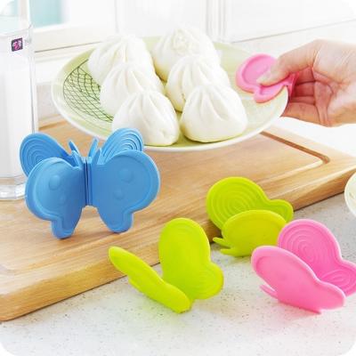 China Dotted Creative Butterfly Bomb Kitchen Insulation Seek and Clamp Oven Baking Thickened Anti-scald Gloves for sale