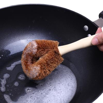 China Sustainable Natural Coconut Brown Oil Pot Brush Long Handle Non-Stick Dishwashing Oil Cleaning Brush Can Hang Type Brush Kitchen Cleaning for sale