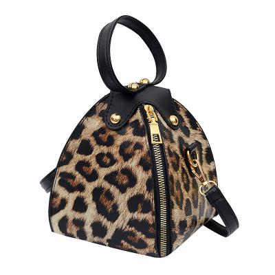 China Customized European and American fashion foreign style handbag leopard fashion soft shoulder one straddle lantern bag for sale