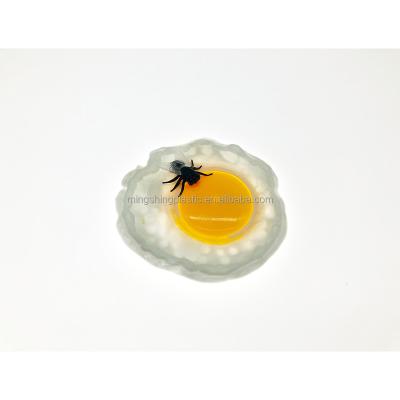 China Pesonalizable Nice Tricks EN71 BSCI Novelty Jokes Gag Gift Fried Egg With Fly Plastic Fried Egg With Fly Novelty Gift for sale