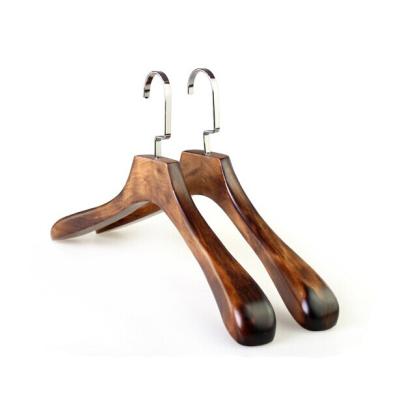 China Transitional Luxury Cedar Suit Hangers, Luxury Wood Hangers, Wood Suit Hanger for sale