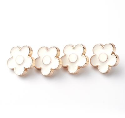 Cina Good Quality Magnetic Hot Selling Custom Flower Shape Alloy Leg Buttons in vendita