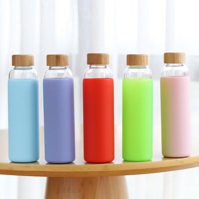 China 550ML BPA Free Viable Modern High Borosilicate Glass Custom Water Bottle With Bamboo Lid, Silicone Sleeve for sale