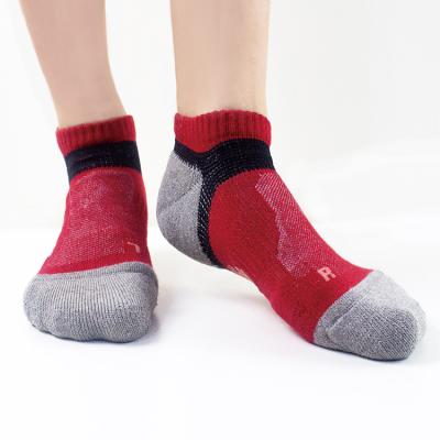 China High Quality Breathable Arch Support Sports Functional Socks For Men And Women Deodorant Fashion Running Socks for sale