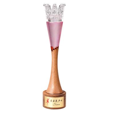 China 2020 Europe Brand New Unique K9 Crystal Crown Trophy Awards Custom Solid Wood Low Wood for sale