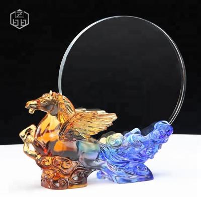 China Europe Creative Liuli Crystal Horse Trophy With Round Crystal Plate for sale