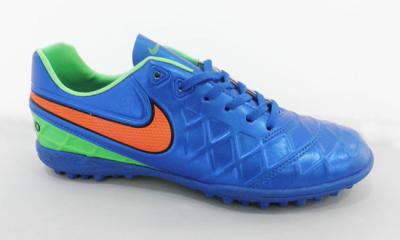 Chine Le RB durable cloute les crampons frais populaires du football de chaussures de gazon du football pour des enfants en bas âge à vendre