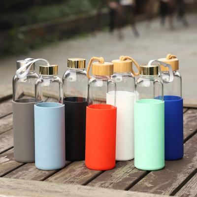 China Viable No MOQ High Borosilicate Custom Glass 500/750/1000ml Bamboo Water Bottle With Silicon Sleeve for sale