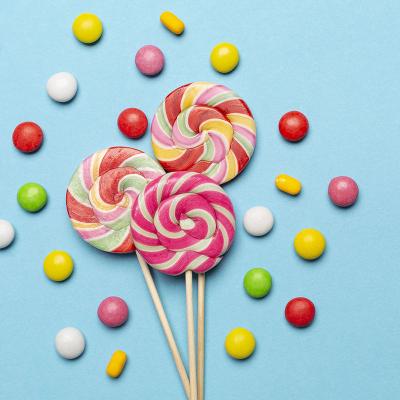 China Natural Wholesale Custom Sweet Twist Swirl Rainbow Christmas Lollipop Handmade Candy for sale