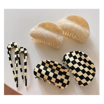 China 2 colors large black and white checkerboard acrylic hair slings 2 colors large black and white checkerboard acrylic hair slings curl irregular claw vintage hair accessories minimalist women for sale