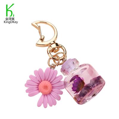 China Cute Plastic In The Liquid Bottle Small Daisy Keychain Of Oil Key Chain Daisies Plastic Quicksand Acrylic Keychain for sale