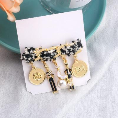 China New retro fashionable black INS brooch pin personalized by healthy style temperament style gold brooch female for sale