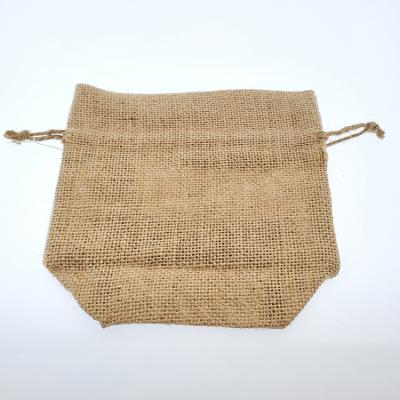 China Low MOQ New Style Nature Color Biodegradable Gift Packaging Viable Jute Gift Pouch Drawstring Bag W/Bottom for sale