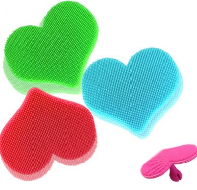 China Viable A2677 Silicone Remover Facial Brush Baby Shampoo Bath Heart Shaped Cleansing Brush for sale