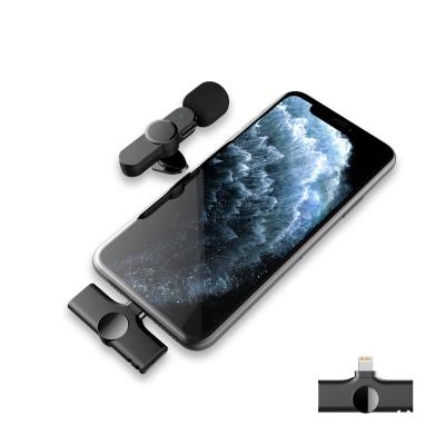 China Handheld microphone factory wholesales newly designed wireless microphone for iphone 11 portable 12 podcast with radio for sale